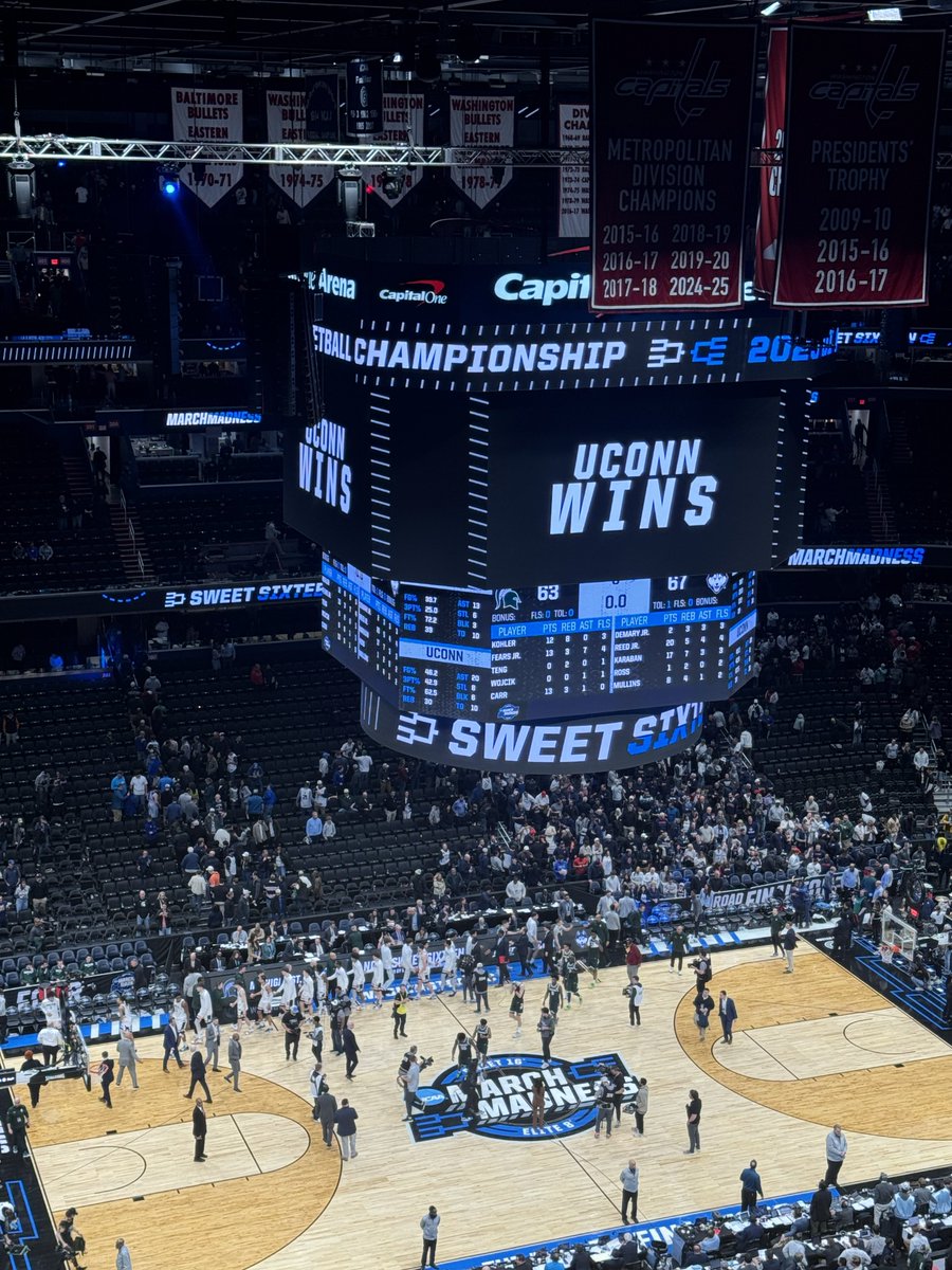 LatinoSports's tweet image. And that’s it from DC for the Sweet 16! 

No. 2 @UConnMBB gets past No. 3 @MSU_Basketball by a final of 67-63 to advance to the Elite Eight and will now face No. 1 @DukeMBB on Sunday for a trip to the Final Four on the line

#UConn #Huskies #LatinoSports #NCAA #MarchMadness