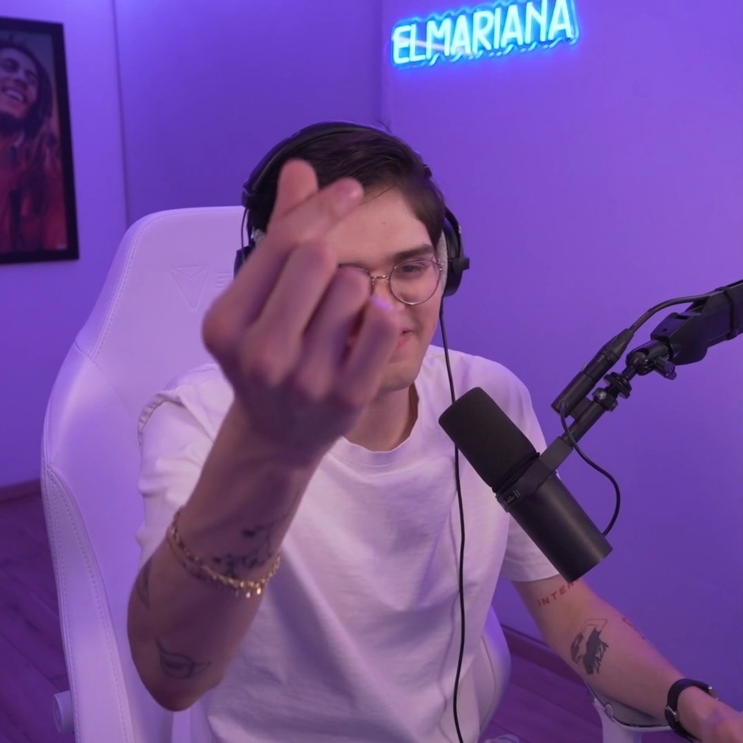 - <a href="/elmarianaa/">ElMariana🤙🏻</a> 
Muchísimas gracias por este directo tan increíble, me la pasé increíble con el jueguito spooky y reaccionando a los videos de terror. Ten un bonito fin de semana.
Te quiero, Valdo 🩷
