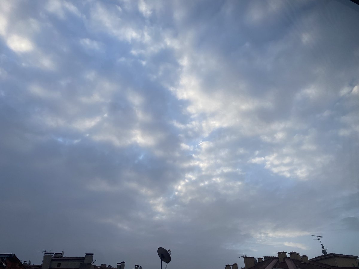 gökyüzüne uyanmayı seviyorum. bulutları izleyerek tame impala eşliğinde kahve içmek günboyu tebessüm etmem için yeterli sebep. parmaklık ardında beyaz led ışıkla uyanıp dijital saat takip etmediyseniz veya depresyondaysanız bu görüntü sadece iki renkten ibaret