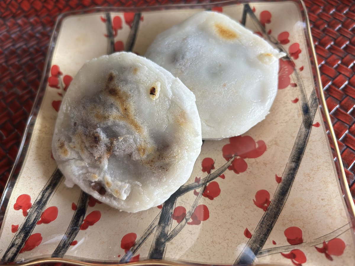 桜🌸のシーズンになりましたが
自家製"梅ヶ枝餅"作ってみました。
だんごの粉で生地をつくり
市販のあんこを包みフライパンで焼いただけ❣️🤗
太宰府で食べた梅ヶ枝餅をおうちでも
如何でしょう？