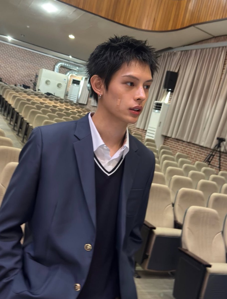 dailyjames tweet media