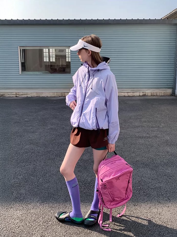 oldlaundrystore's tweet image. 나일론의 바스락거리는 질감과 화사한 컬러가 매 순간의 움직임을 정갈하게 빛내줍니다.

#경량바람막이 #LightweightJacket #ウィンドブレーカー #SQUAREHOULEST #Oldlaundry_mag