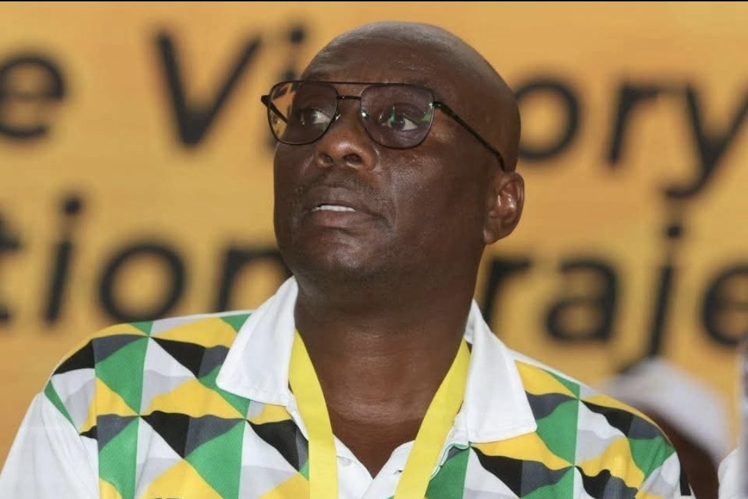 When stain Mathabata betrayed us at nasrec and switched sides to zweli mkhize. 
 It was this man who stood up and said limpopo is still standing with Cyril. This man deserve his flowers. He saved the day