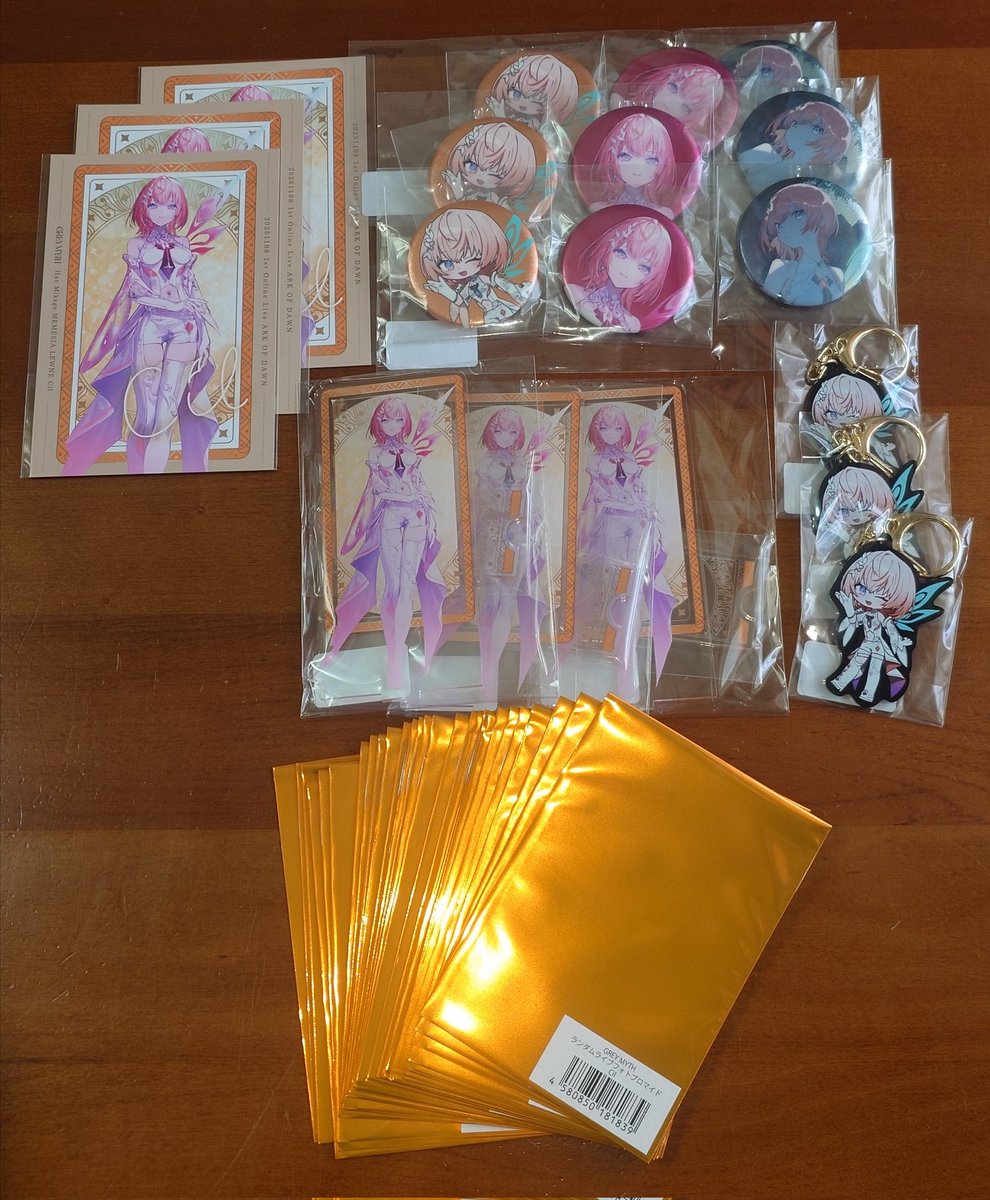 SIROKUMAseikatu's tweet image. Cilさん〜！『GREY MYTH 推しセット』届いたよー！
キーホルダー可愛い〜！
ロゴキーホルダーと合わせにちょうどいいね👍️

ランダムブロマイドは３０枚買って、直筆１枚だった…
あっぶねぇ〜！🐻‍❄️💦
当たって良かった〜✨️
家宝が増えた〜👍️
#Cil
#シルのみぞ知る