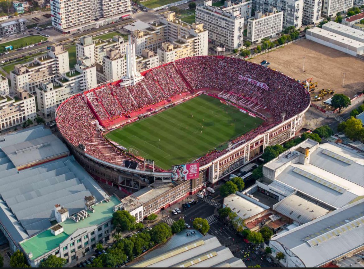 critiCAHdor🎈 tweet media