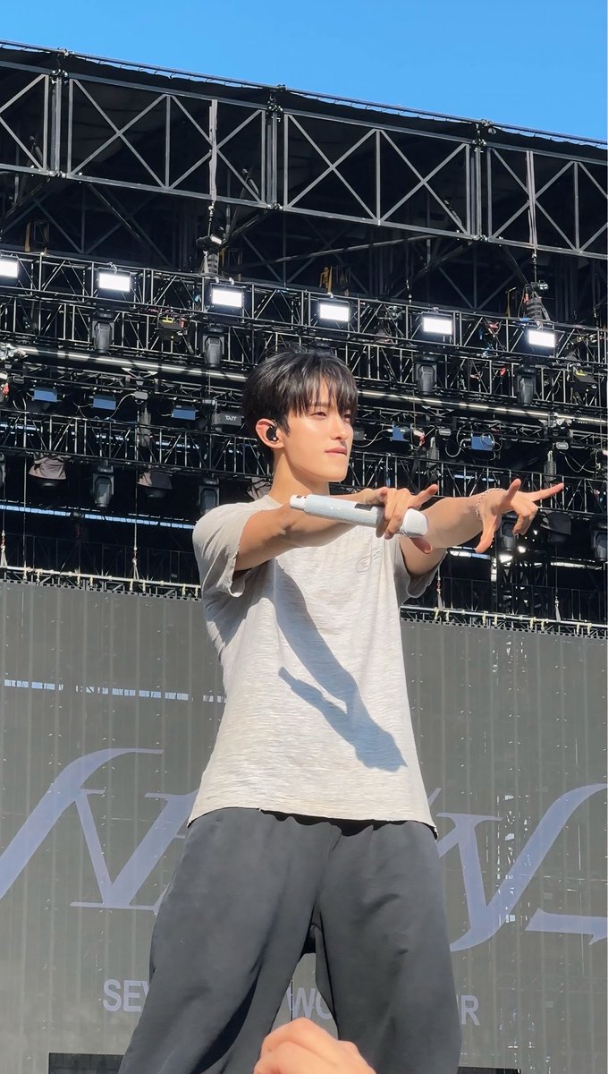 260321 NEW_ In Bulacan SOUNDCHECK #DK 

rock &amp; roooooooll !!  

[no watermark || give credits] 

#SEVENTEEN #세븐틴 #SEVENTEEN_NEW #SEVENTEEN_NEW_IN_BULACAN