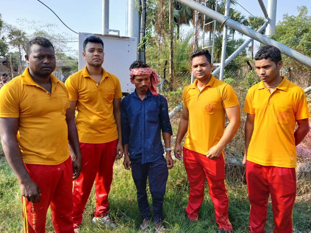 otvkhabar's tweet image. #ଟାୱାର_ଉପରେ_ଚଢ଼ି_ଆତ୍ମହତ୍ୟା_ଉଦ୍ୟମ
-ମାଲକାନଗିରି: ଟାୱାର ଉପରେ ଚଢ଼ି ଯୁବକଙ୍କ ଆତ୍ମହତ୍ୟା ଉଦ୍ୟମ
-ପଡ଼ିଆ ଥାନା ସିଂରାଜକୋଣ୍ଡା ଗାଁର ଘଟଣା; ଯୁବକଙ୍କ ଘର ଉଣ୍ଡୁରୁକୋଣ୍ଡା
-ଯୁବକଙ୍କୁ ସୁରକ୍ଷିତ ଉଦ୍ଧାର କଲା ଅଗ୍ନଶମ ବାହିନୀ
-ପ୍ରେମ ପାଇଁ ଯୁବକ ଆତ୍ମହତ୍ୟା ଉଦ୍ୟମ କରିଥିବା ସନ୍ଦେହ
#Malkangiri #SuicideAttempt #TowerClimb