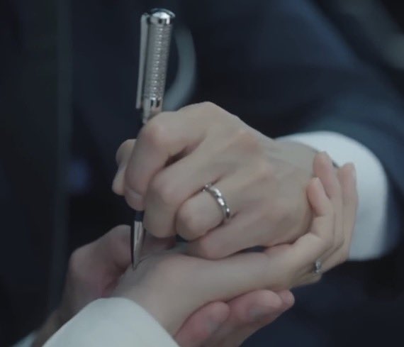 formpinoko_o's tweet image. 初の既婚者役で結婚指輪💍
指輪をした左手、品のあるきれいな手、高級ペンのこなれ感✨
ありがとう左利き🙌
#눈물의여왕 #QueenofTears
#KimSooHyun #キムスヒョン
#김수현 #金秀賢 #涙の女王
#WeStandwithKimSooHyun