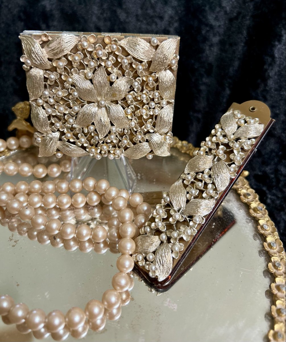 VintageYouSay's tweet photo. #SJCo #FifthAvenueVintage #VintageCompact #VanitySet #MidCenturyGlam #OldHollywoodStyle #VintageBeauty #CompactCollector #RetroVanity #Darlingdarlasvintage Vintage S.J. Co Fifth Avenue Floral Faux Pearl Filigree Compact &amp; Comb Set Rare https://t.co/POdeTwCKe0 #eBay via @eBay https://t.co/qz7phEJLEW