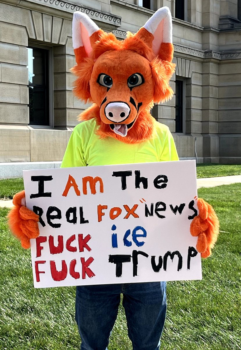 Subnauticaboss's tweet image. *taps the sign*

#nokings #fuckice #fucktrump