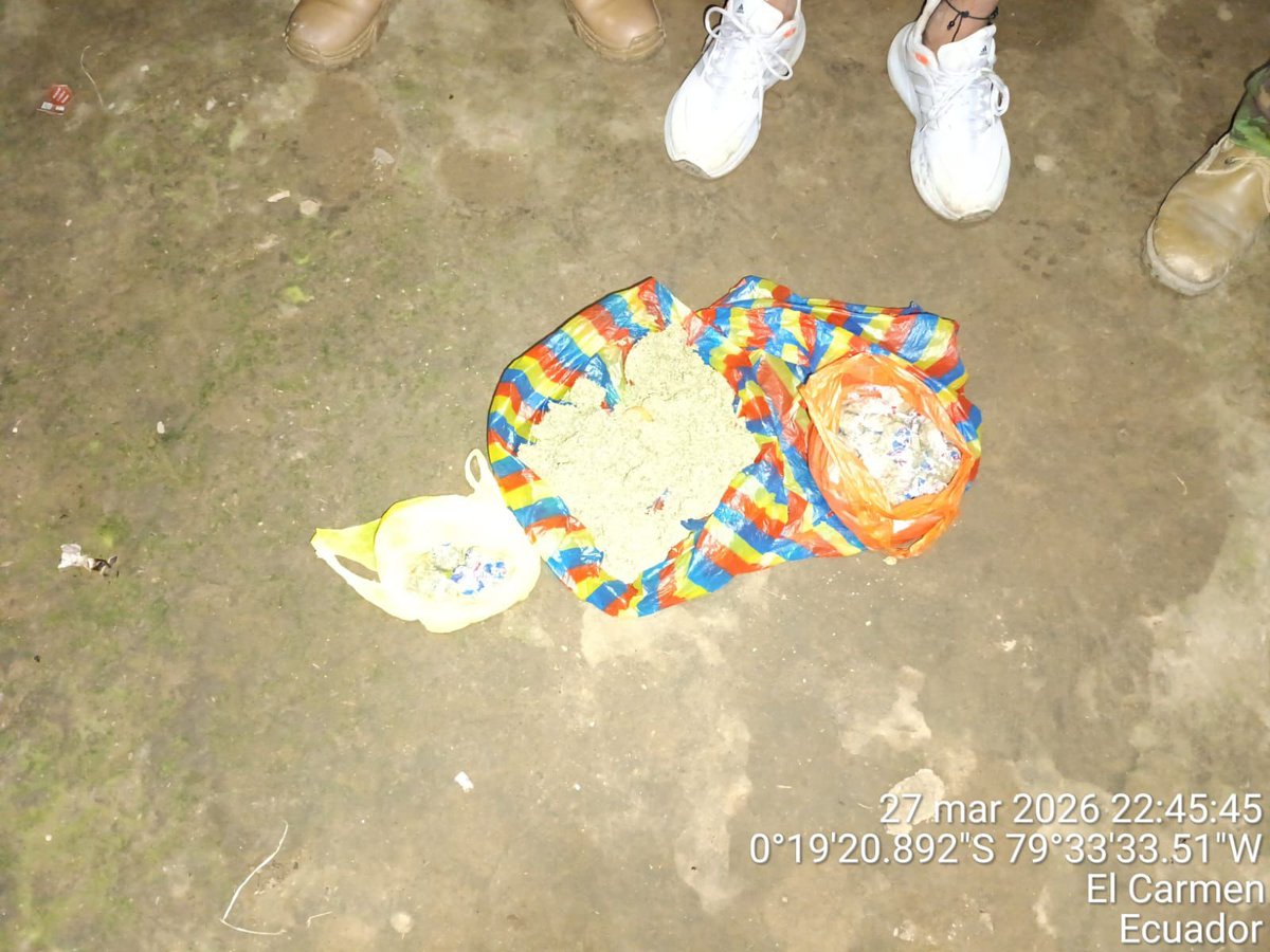 𝑷𝒆𝒓𝒔𝒐𝒏𝒂𝒍 𝒎𝒊𝒍𝒊𝒕𝒂𝒓 𝒂𝒑𝒓𝒆𝒉𝒆𝒏𝒅𝒆 𝒂 𝒖𝒏 𝒄𝒊𝒖𝒅𝒂𝒅𝒂𝒏𝒐 𝒚 𝒅𝒆𝒄𝒐𝒎𝒊𝒔𝒂 𝑺𝑪𝑺𝑭 𝒆𝒏 𝑬𝒍 𝑪𝒂𝒓𝒎𝒆𝒏

#Manabí | El Ejército Ecuatoriano, como parte de las FF.AA, ejecutó operaciones militares en los sectores La Raíz y Santa María (Manga del Cura),