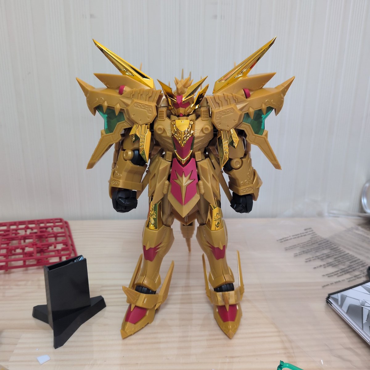 オー、待ちに待った甲斐がありましたよ。
スペリオルカイザーカッコよすぎる。
個人的には見栄え用のアンテナよりこのスーパースペリオルドラゴン用のアンテナの方がしっくりくるかな。
上半身と背中がメチャクチャ重いので尻尾で支える感じです。