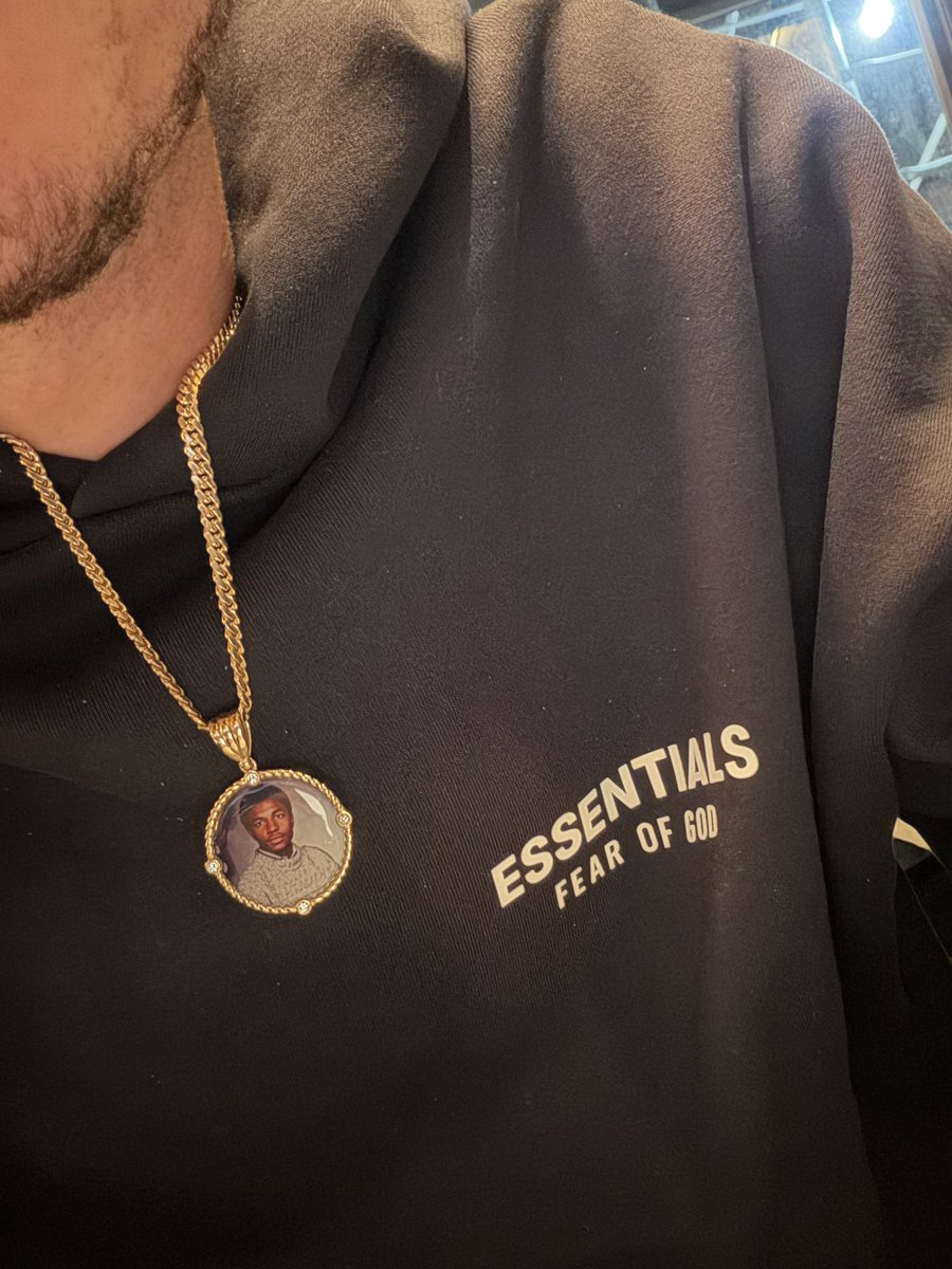 TheManWithESPN's tweet image. #StartingCapFive🔱
#PINdejos🫏
#FOTD🧢
#RepBx
New York #Yankees⚾️
#ESSENTIAL Hoodie
#KAWS Shirt 
#KOTD👟
Reimagined 5’s🐈‍⬛