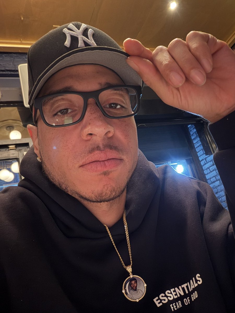 TheManWithESPN's tweet image. #StartingCapFive🔱
#PINdejos🫏
#FOTD🧢
#RepBx
New York #Yankees⚾️
#ESSENTIAL Hoodie
#KAWS Shirt 
#KOTD👟
Reimagined 5’s🐈‍⬛