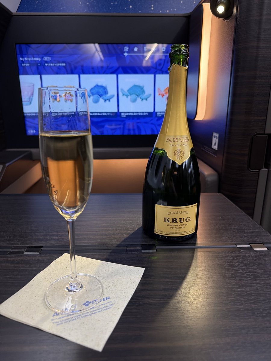 MQqD22tfre76732's tweet image. ついに、人生初のFクラス！✈️

何から何まで初めての経験ばかりで、本当に最高の時間でした。
ずっと掲げていた人生の目標を、ひとつ達成！

この景色と感動を忘れずに、また次の一歩を踏み出せそうです。

#FirstClass
#ファーストクラス
#ANA