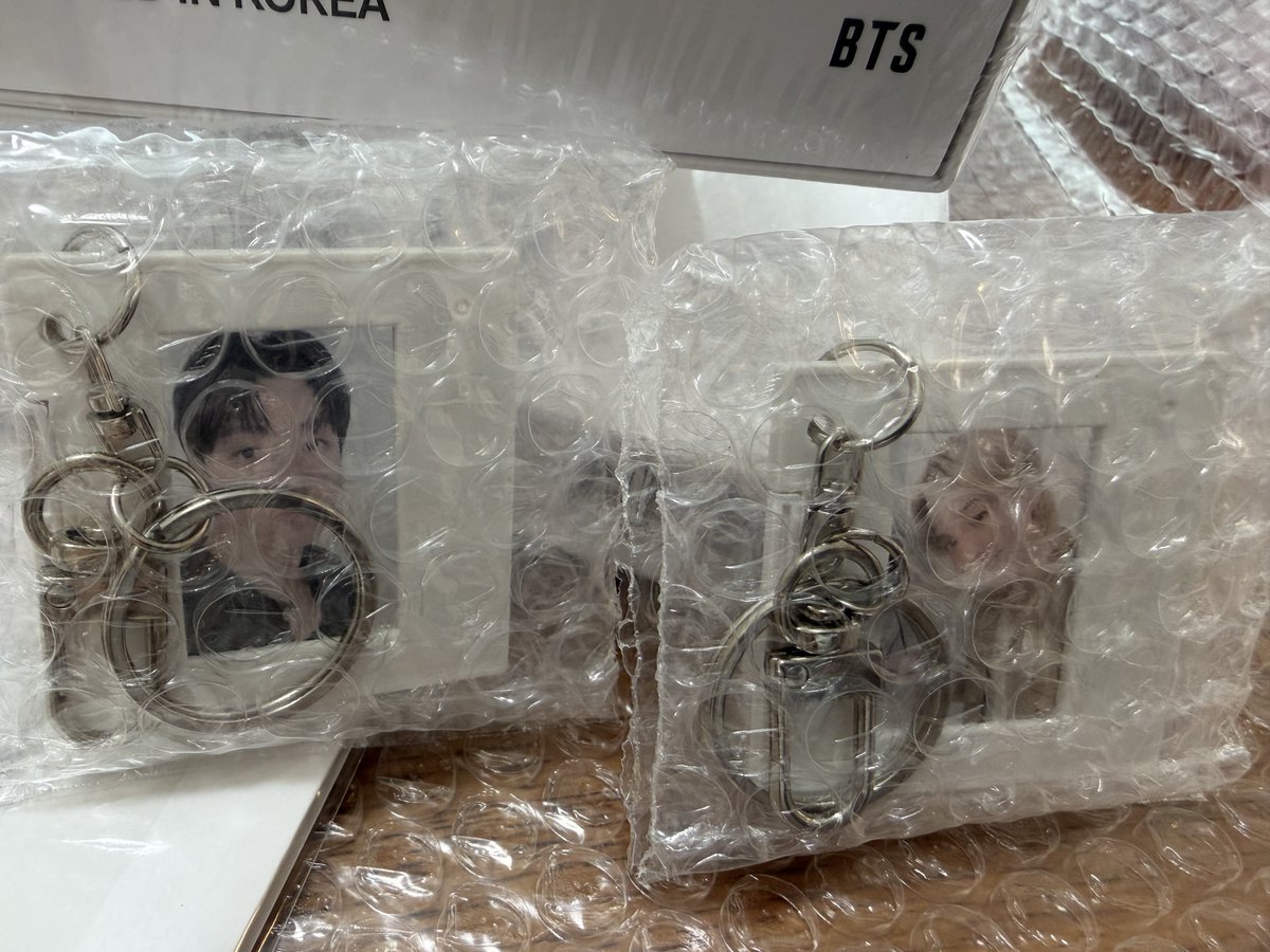 BestOfMe1002's tweet photo. BTS ARIRANG アリラン 
weverse GB Gloabl グローバル
アルバム 特典
セルフィーフィルムマウントキーリング
キーリング

交換

譲 JIMIN ジミン
  JK グク ジョングク

求 V テテ テヒョン

未開封
郵送希望です🙇‍♀️
コメントお待ちしてます🙇‍♀️ https://t.co/jgOqE89jvI