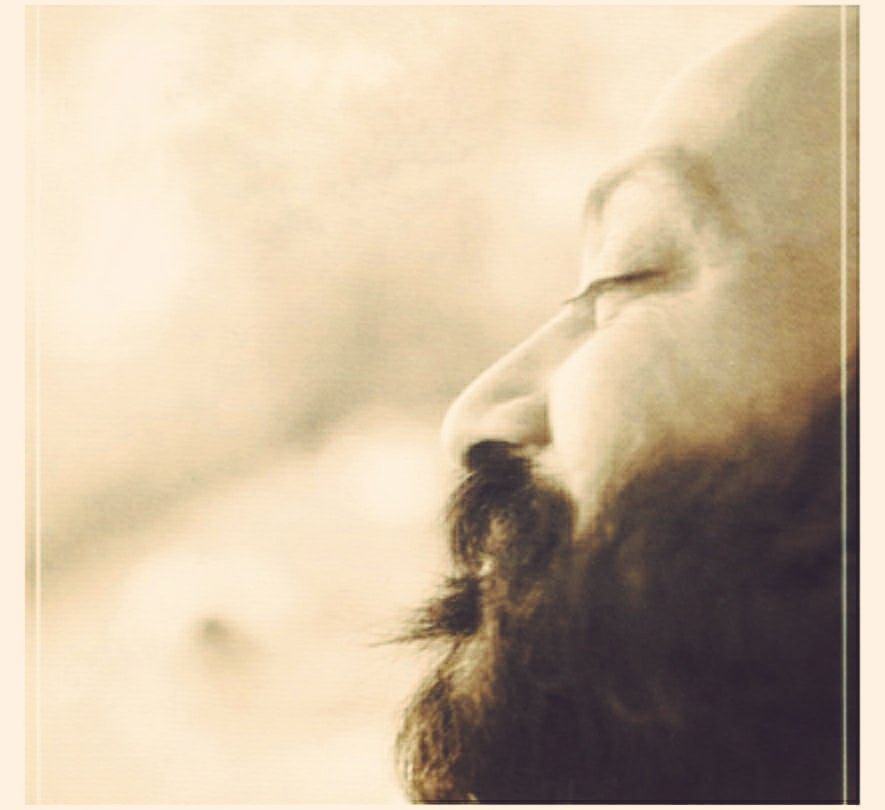 ध्यान रखो, 
अगर तुम बुद्धपुरुषों की वाणी भी सुनते रहो, तो भी धीरे-धीरे तुम पाओगे तुम्हारे आसपास जो झूठ का एक जाल था वह खिसकना शुरू हो गया।

🍁 सत्य की एक किरण भी गहन से गहन अंधेरे को तोड़ने में समर्थ है। छोटी सी किरण, जन्मों का अंधेरा भी टूट जाता है।

🌼 एस धम्मो सनंतनो
#ओशो 🪷