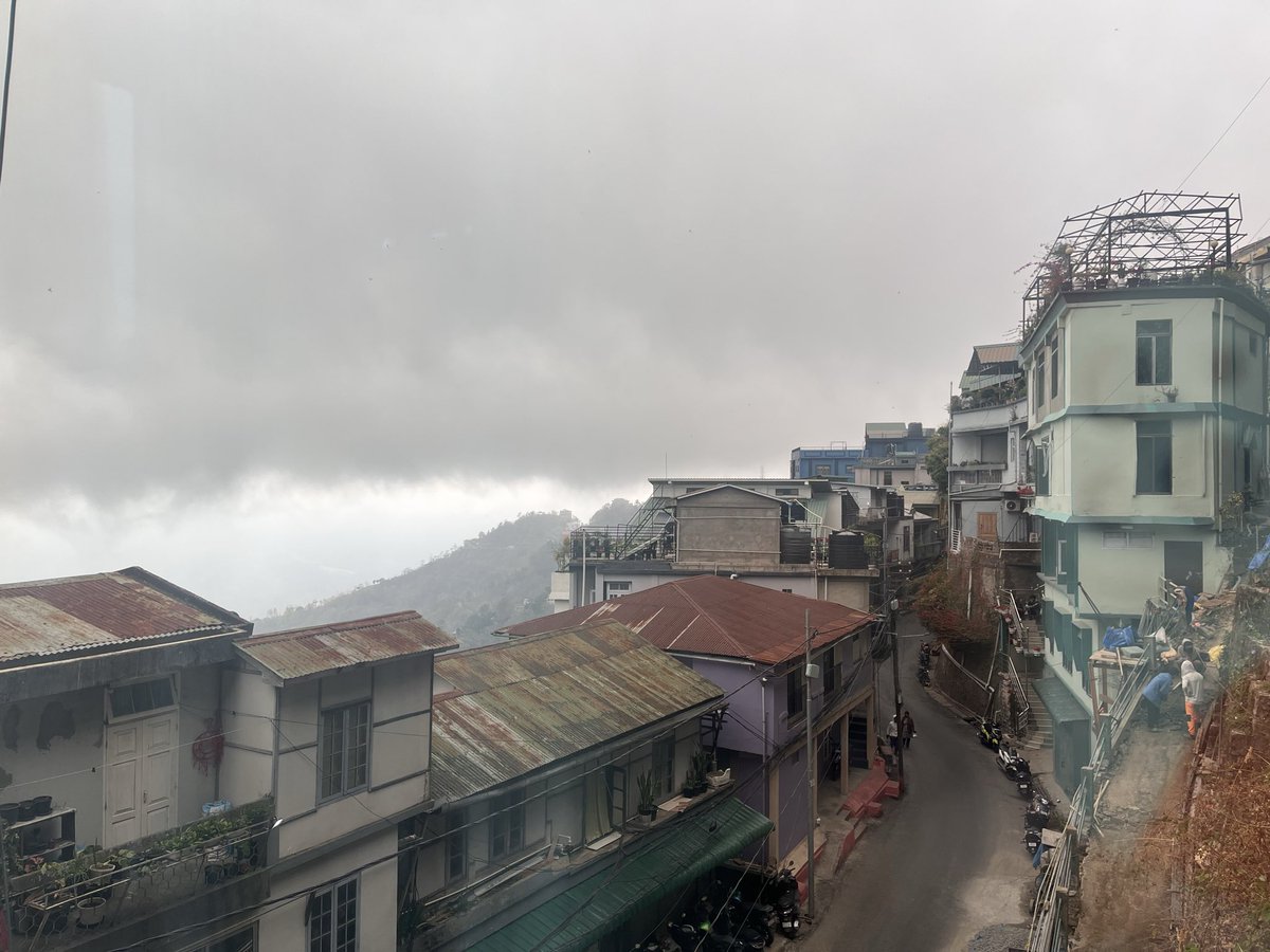 sonurajput10695's tweet image. सुबह होते ही अंधेरा हो गया! आइजोल में तो आज मौसम का मिजाज कुछ ऐसा है। दोस्तों, आपके यहाँ कैसा है मौसम..?

#Aizawl #Mizoram #CloudyDay #WeatherUpdate #HillStation #MonsoonVibes
