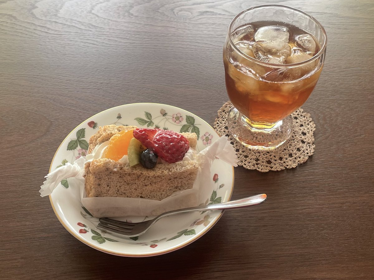 moon_01w's tweet photo. お隣さんが突然ケーキ持ってきてくれて最高の午後 https://t.co/MGddl0137M