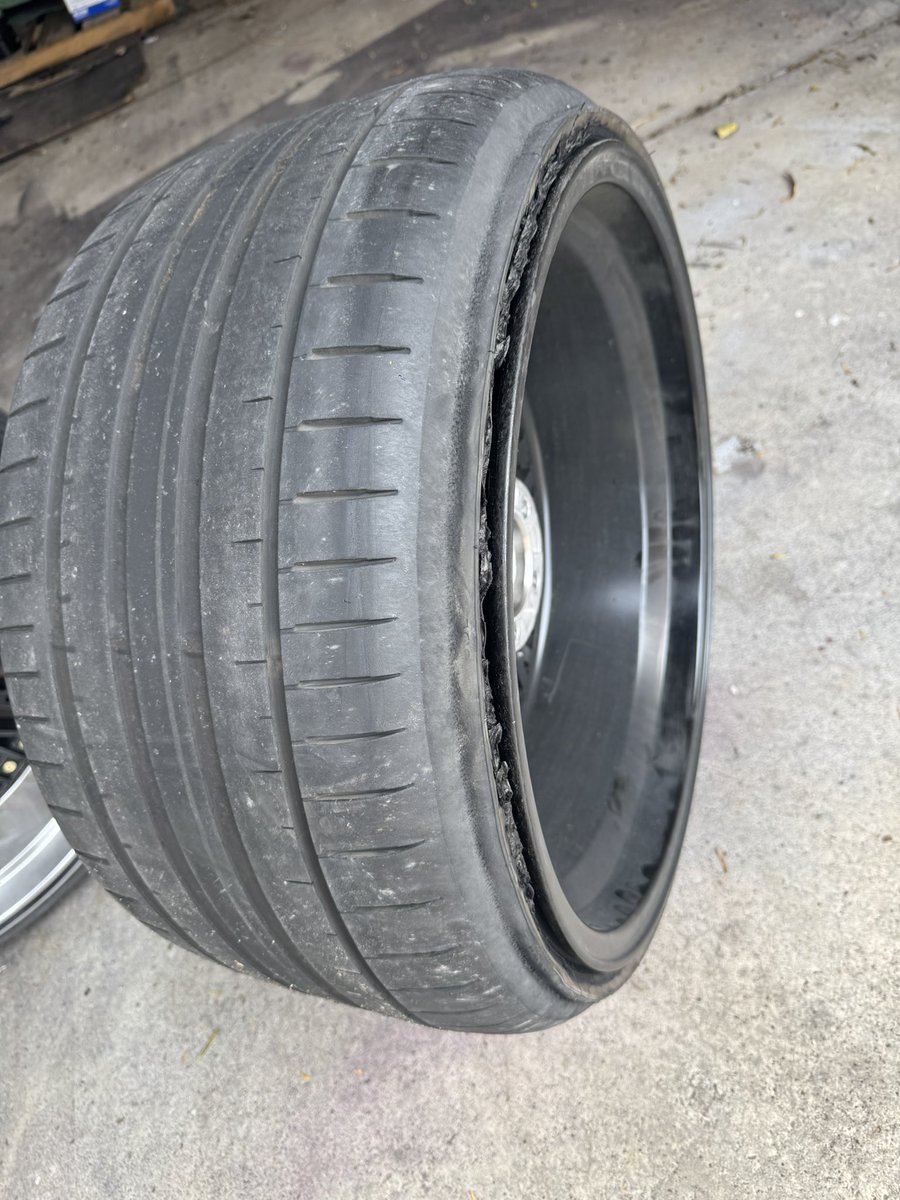 TKG〆moti tweet media