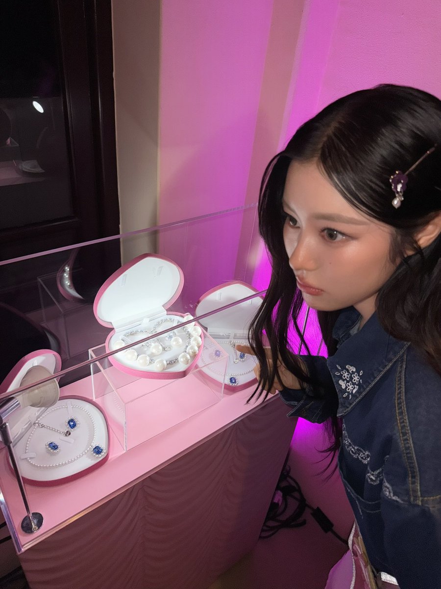 ไซซีซีจี้ซือเซลิน tweet media