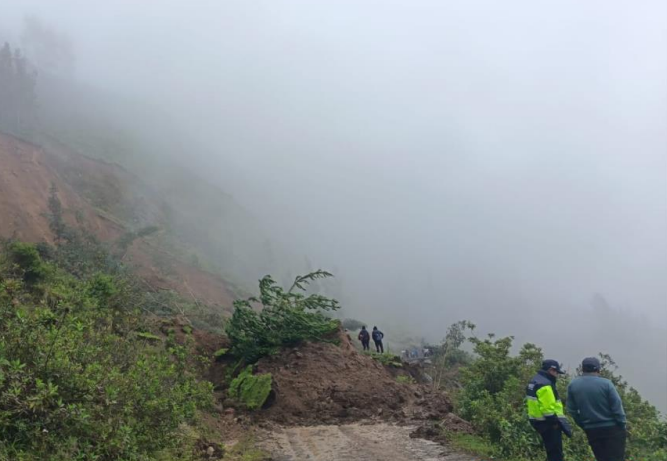 COENPeru's tweet photo. #Ayacucho: producto de #LluviasIntensas, esta madrugada se registró un #Deslizamiento que dejó interrumpido el tránsito vehicular en la localidad y distrito #Chungui, provincia La Mar, sin contar con ruta alterna. Personas que viajaban en vehículo arrastrado por dicho fenómeno fueron rescatadas a tiempo y no se reportaron lesionados ni heridos. Municipio local recuperó la unidad y realiza trabajos de limpieza y mantenimiento de la vía con apoyo de maquinaria pesada.