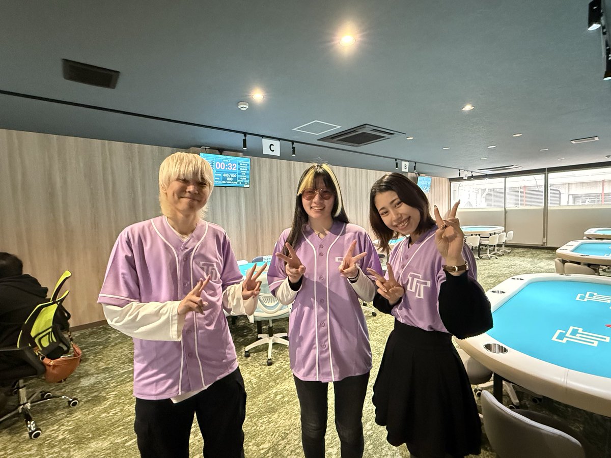 ttkagawa's tweet image. オープニングトーナメントのために
大阪から駆けつけてくれた、頼もしいディーラー3名。
@Aoi_PLA 
@Is4n4 
@Kyo_poker 

この2日間だけの特別な出会いです。
ぜひ会いに、そして卓を囲みに来てください。