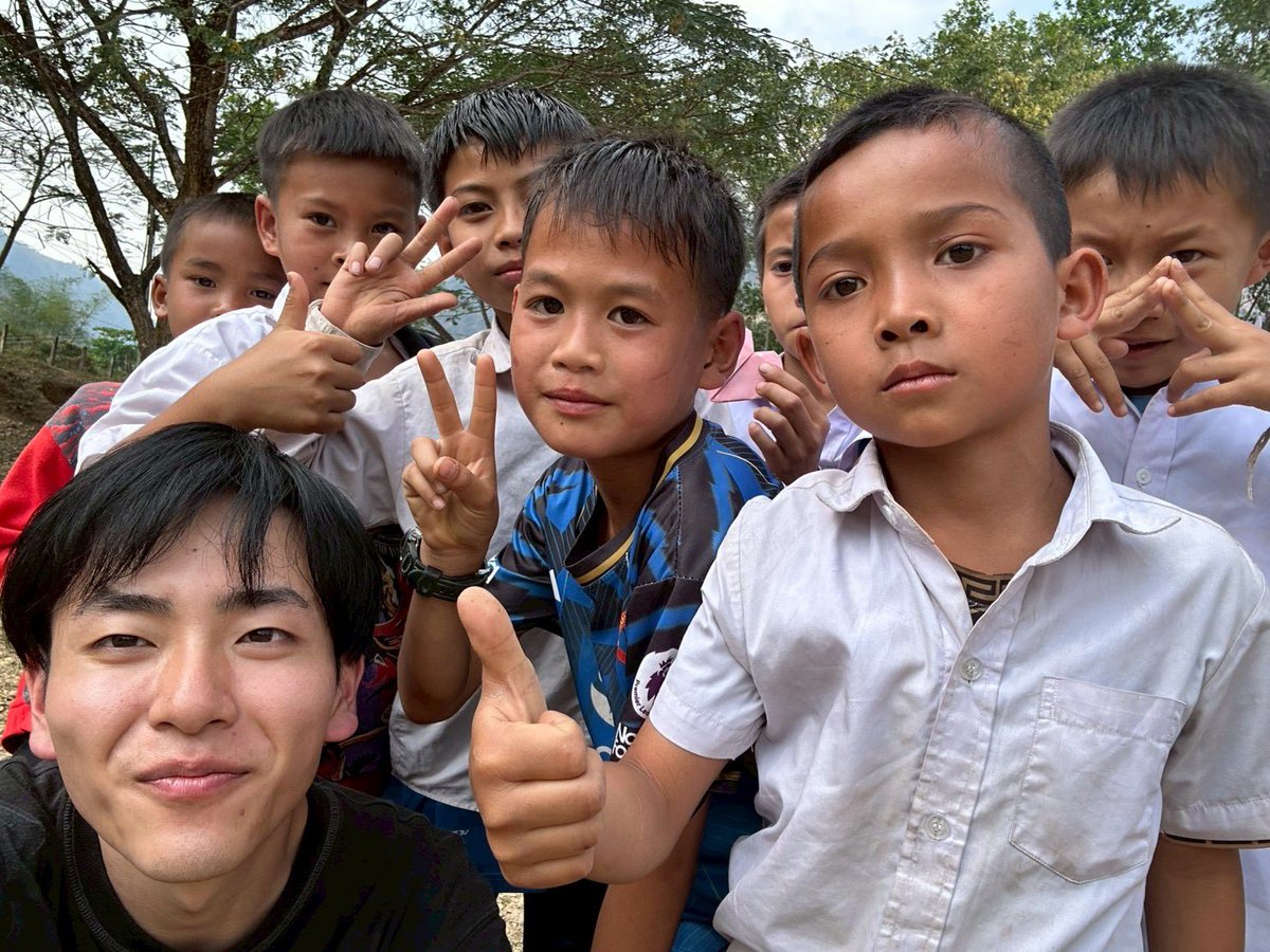 CHISE_Laos's tweet photo. サバイディー
2026 春スタディツアー

3日目は2つの小学校を訪問しました！
元気いっぱいな子どもたちとおにごっこやサッカーをして遊びました⚽️ https://t.co/O0AhS6AkRo