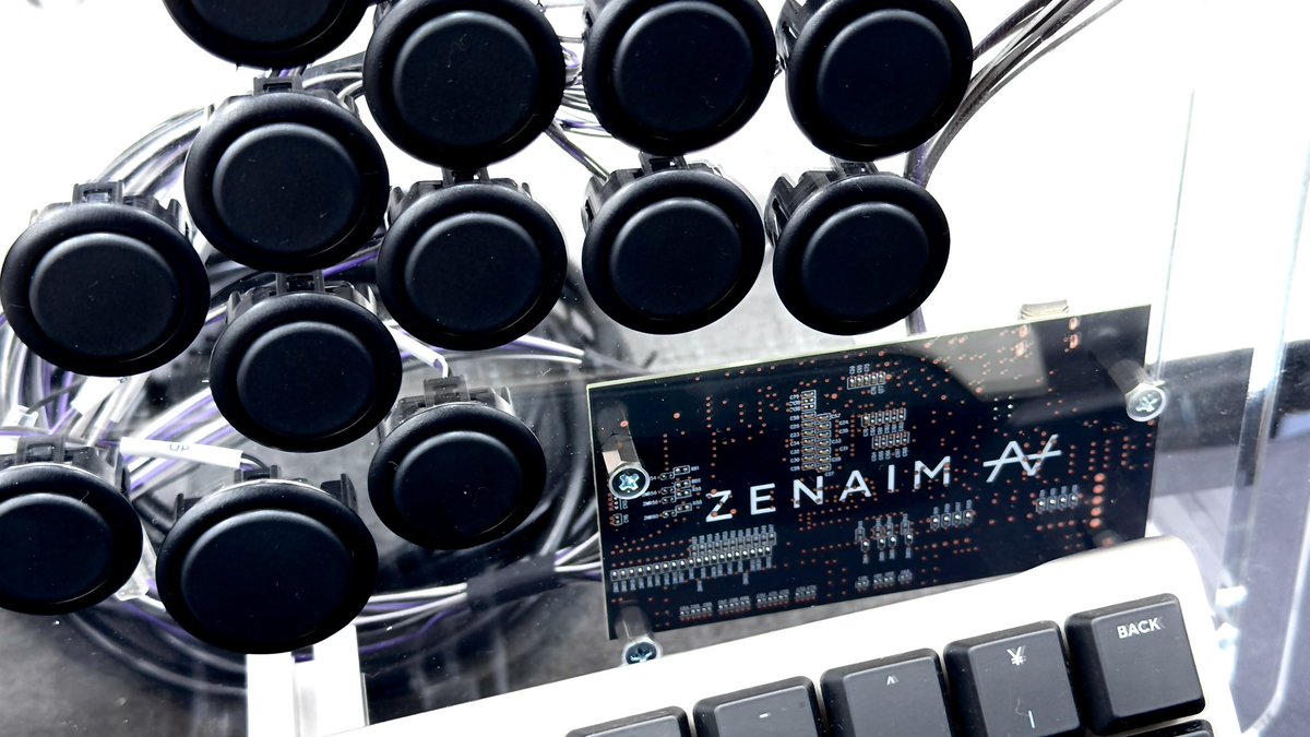 c_p_y's tweet photo. キーケットに来てるよ
ZENAIMキーボードのブラック良すぎてよい
アケコンも無事リリースとなりましたー
よろしくお願いします💫
#zenaim
#pdcdesignworks https://t.co/zF2fxg4tcM