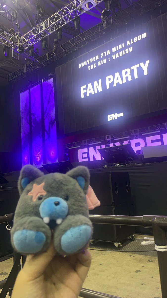 ライブで当たりたい神席だった。ニキペンに挟まれてる🤣