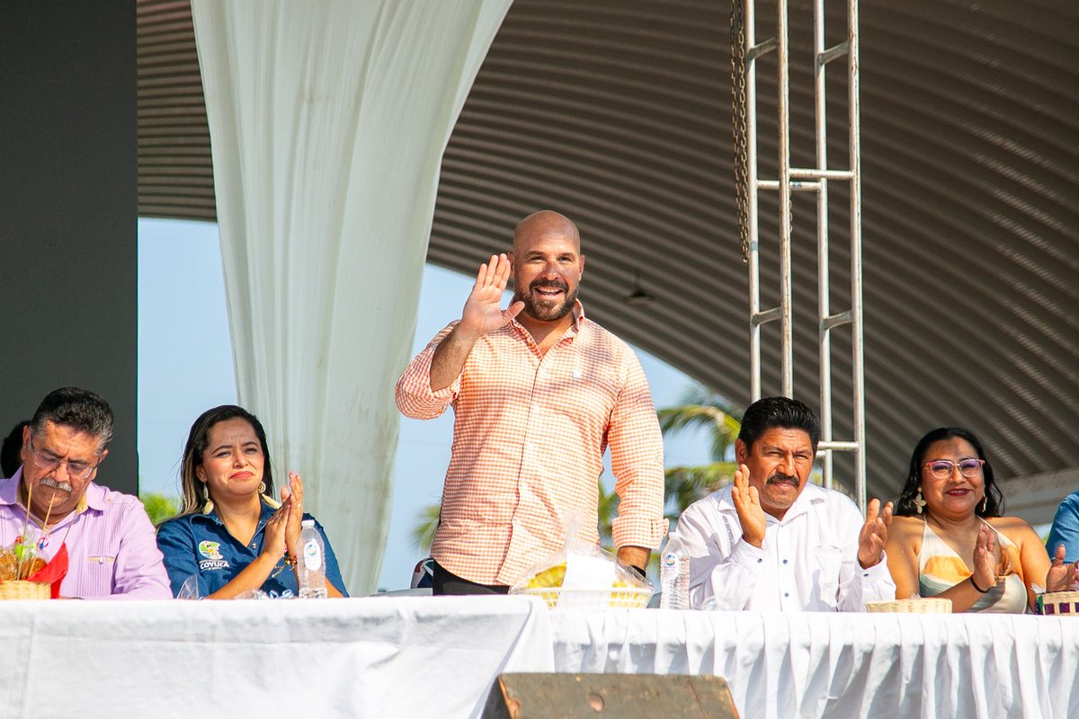 Sectur_Guerrero's tweet photo. En representación de la Secretaría de Turismo de Guerrero, el director de Relaciones Públicas, Daniel Ingelmo, asistió a la Cuarta Muestra Gastronómica en la Barra de Coyuca de Benítez, donde se celebró la riqueza culinaria de la región. 🌅🍴✨ https://t.co/P8nm6bGcwo