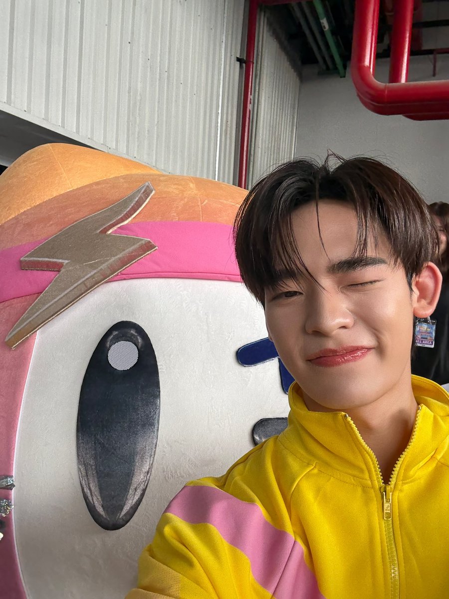 raye ⠃ tweet media