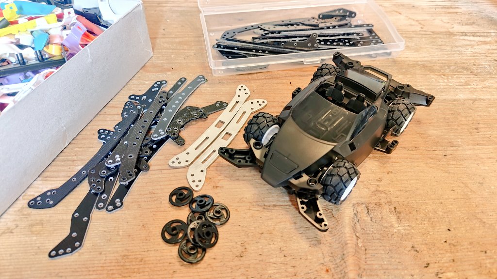 mt_field1's tweet image. 太いタイヤで組んでみたらバギー感カッコよくて草😂プレート類付けてみる🙆🏻‍♂️
#ミニ四駆 #MA