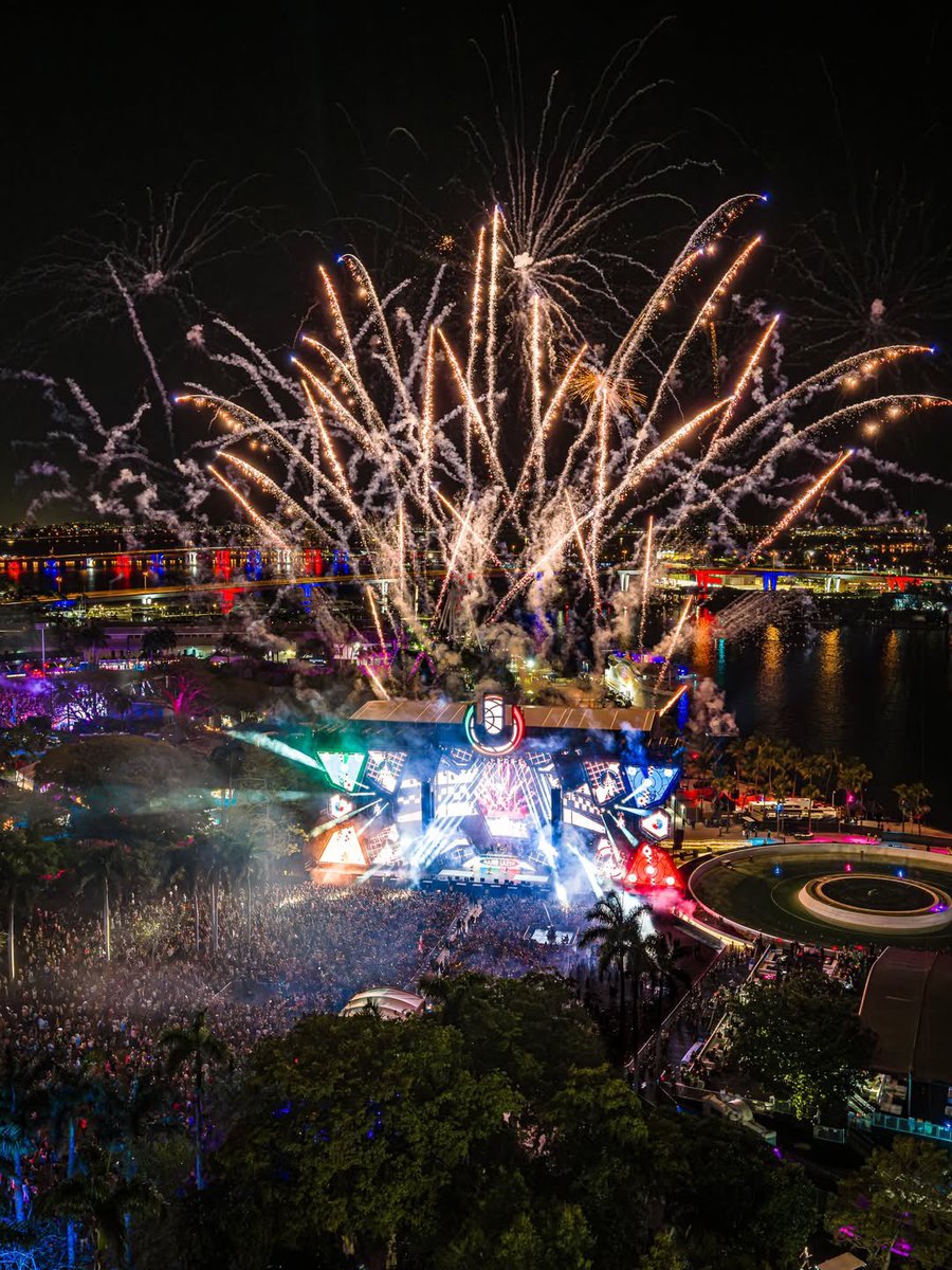 Festseasonmedia's tweet photo. Ultra’s mainstage at fireworks 🌴

(📸 via @ultra, cc: @richmilstein) https://t.co/EMVY9WSUXa