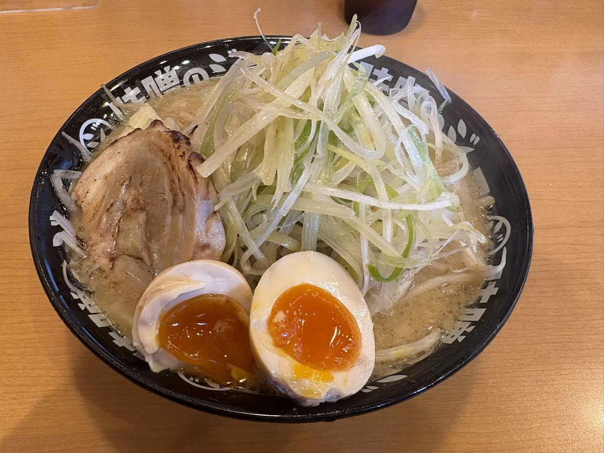 mayoi9415's tweet photo. 味噌ラーメンはほぼ味噌汁なので完飲した方がいいとされている https://t.co/x3X740Cuds