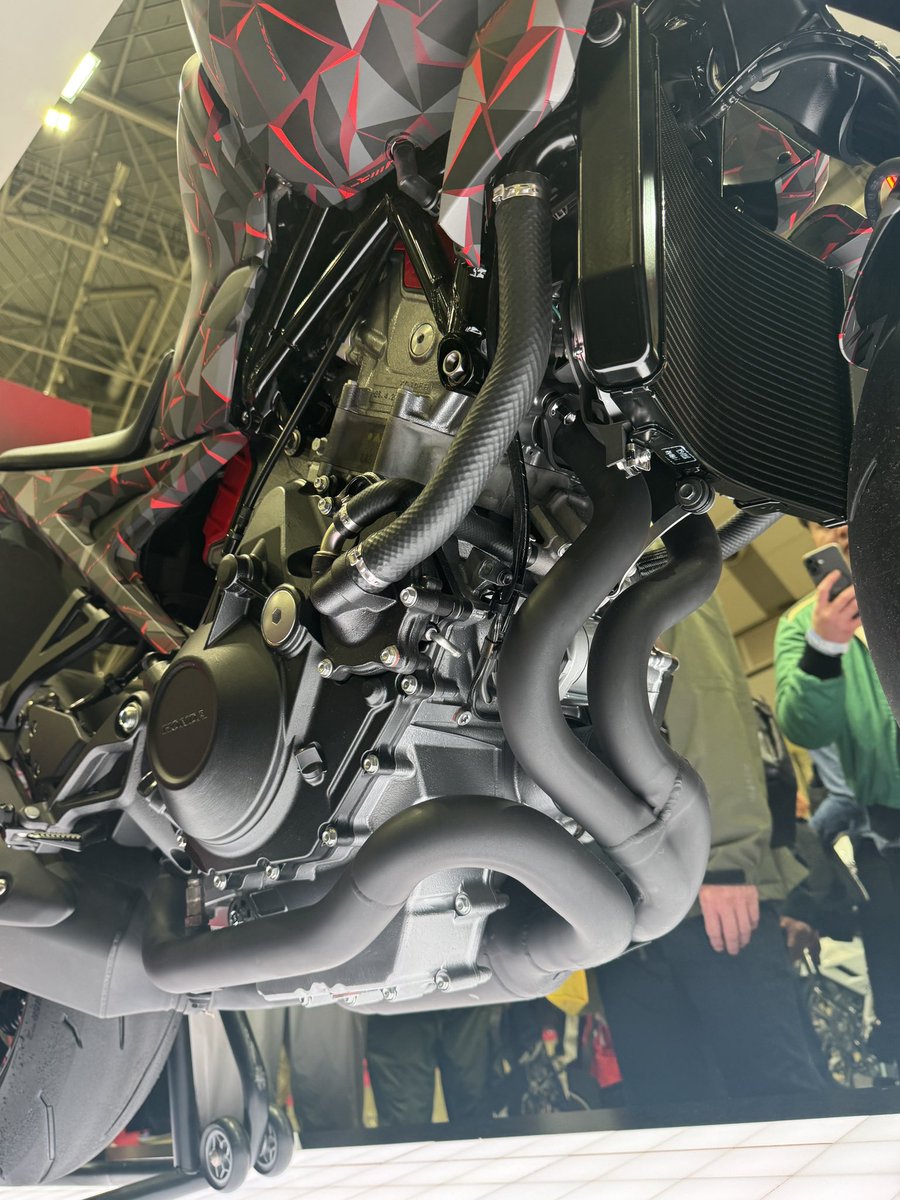 mkboy1's tweet photo. 行ってきたー🏍️
池袋の件でおまわりさんめちゃくちゃ居たな😨HONDAのV3R900は実売いくらになるんだろう　噂のCB400SFは写真で見るより全然良かったなー

#東京モーターサイクルショー https://t.co/enuvEeHzYU
