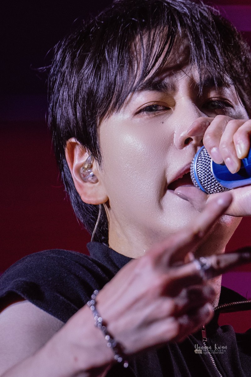 yyyankkk's tweet photo. The power of Cho Kyu-hyun
his under-eye mole and perfect profile.

The aura of being on top, the slightly messy hair, sweat on his neck, and the veins on his hands—so seductive.

🧎🧎🧎🧎🧎
I’m on my knees. ✨

20260321 SS10 HCMC
🩵🩵

@GaemGyu 

#규현 #조규현 #슈퍼주니어 #KyuHyun #圭賢 #ss10