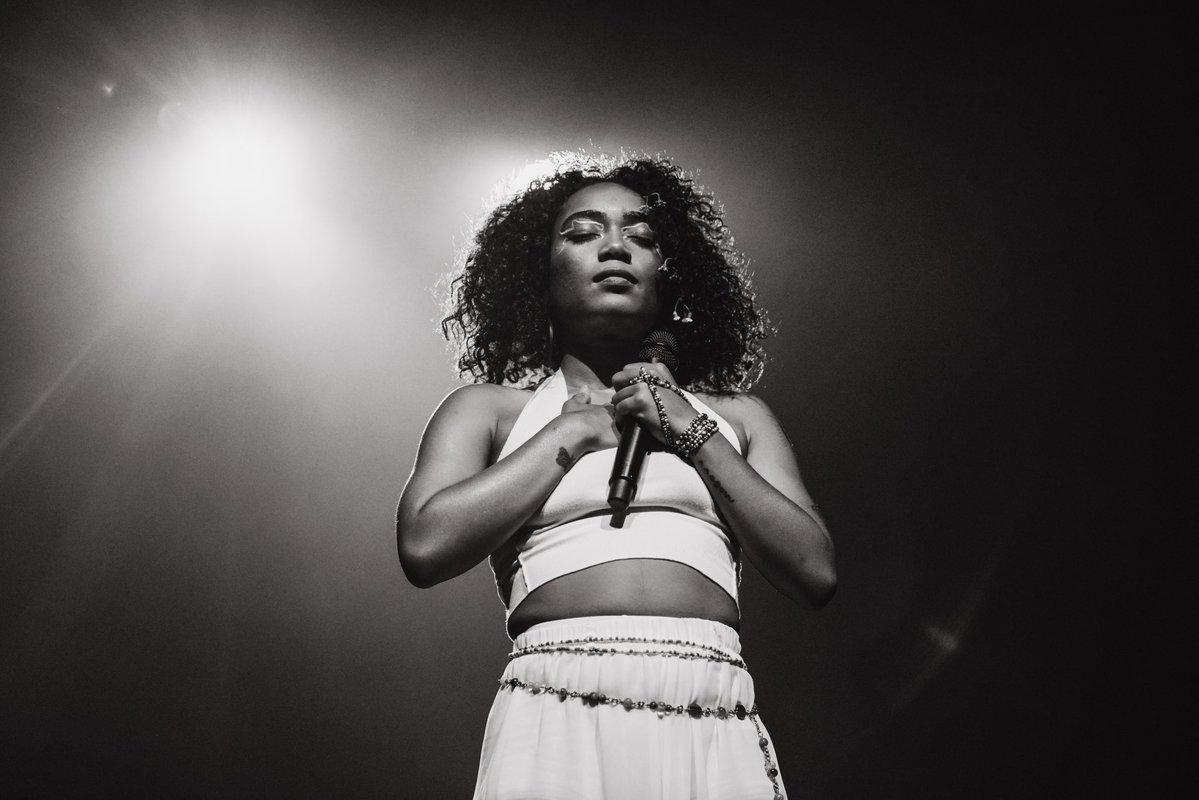 A y y é M o n é tweet media