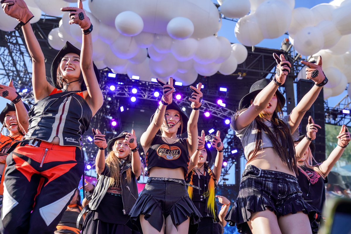 A y y é M o n é tweet media