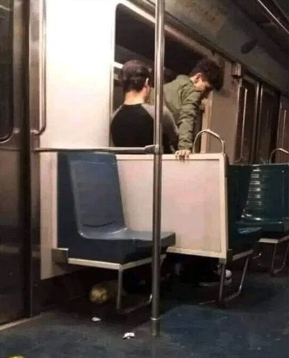 Luis Chiapas y Billie en el metro camino a Chapultepec
