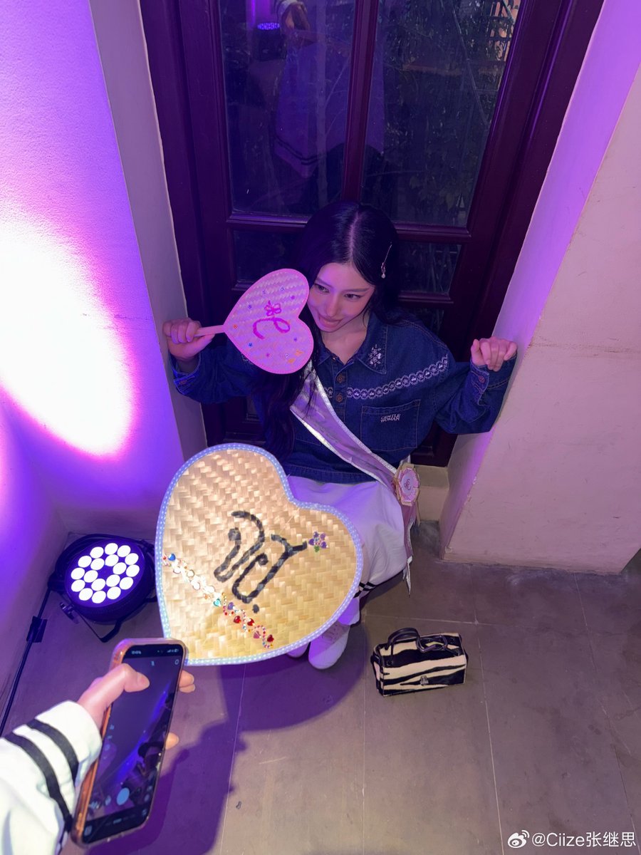 CiizeDaisy tweet media