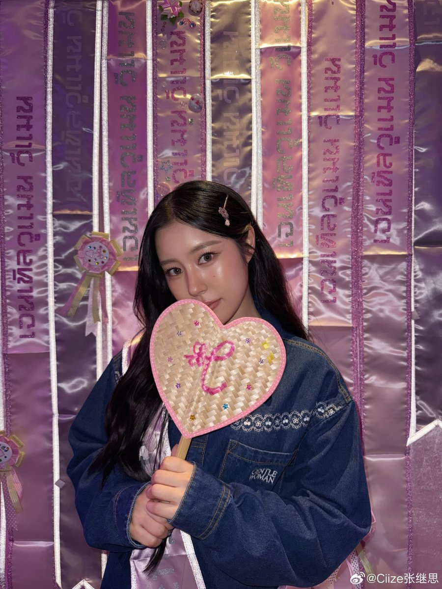 CiizeDaisy tweet media