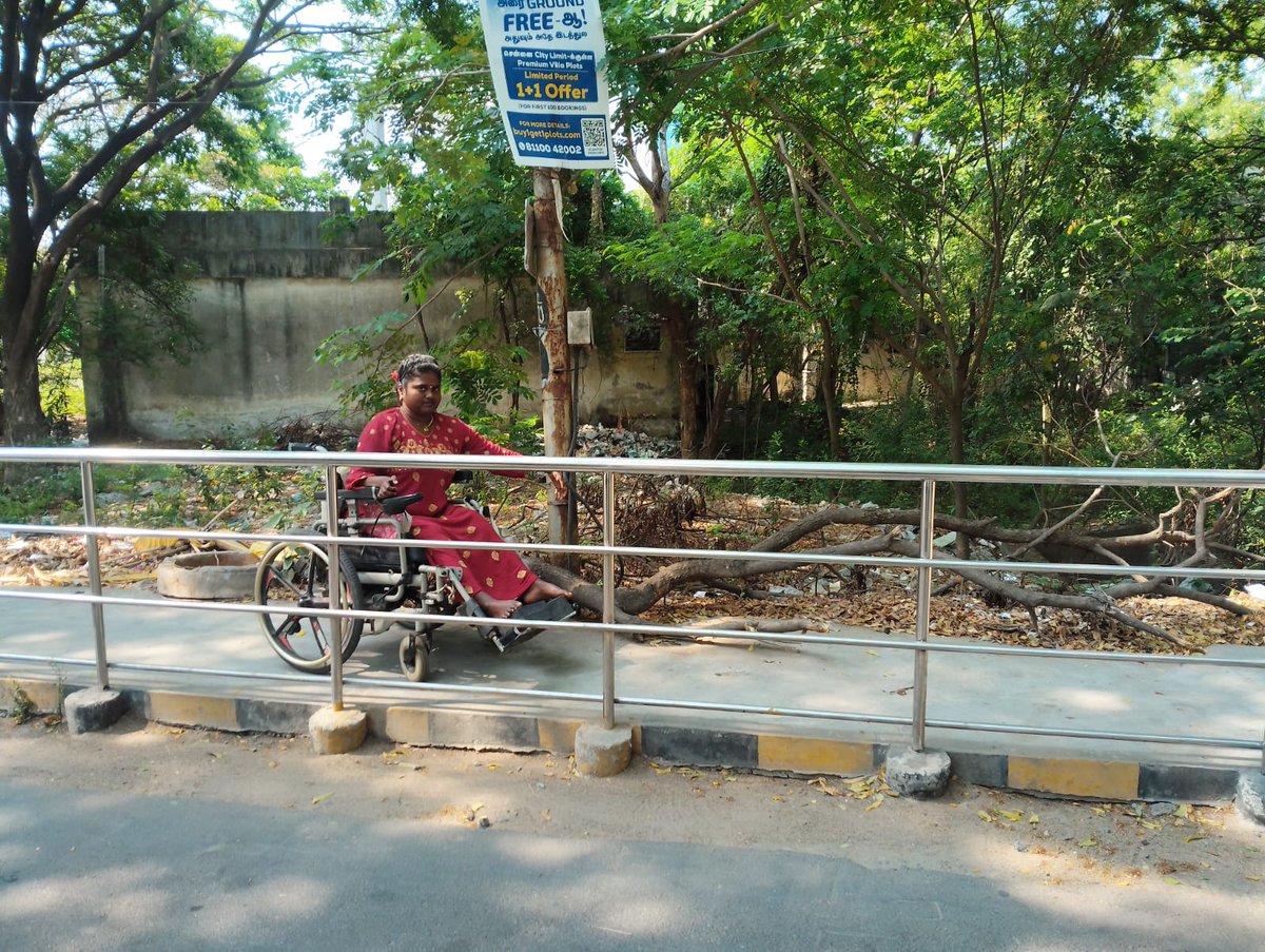 DisabilityIndia's tweet image. .@chennaicorp this branch is twisted around the post, pushing wheelchair users off the footpath onto the busy road for a month.
It requires 2-3 people to lift and possibly some wood-cutting.
Location : between councillor office &amp;amp; Vidya Sagar special school on Ranjith Road. 
#a11y