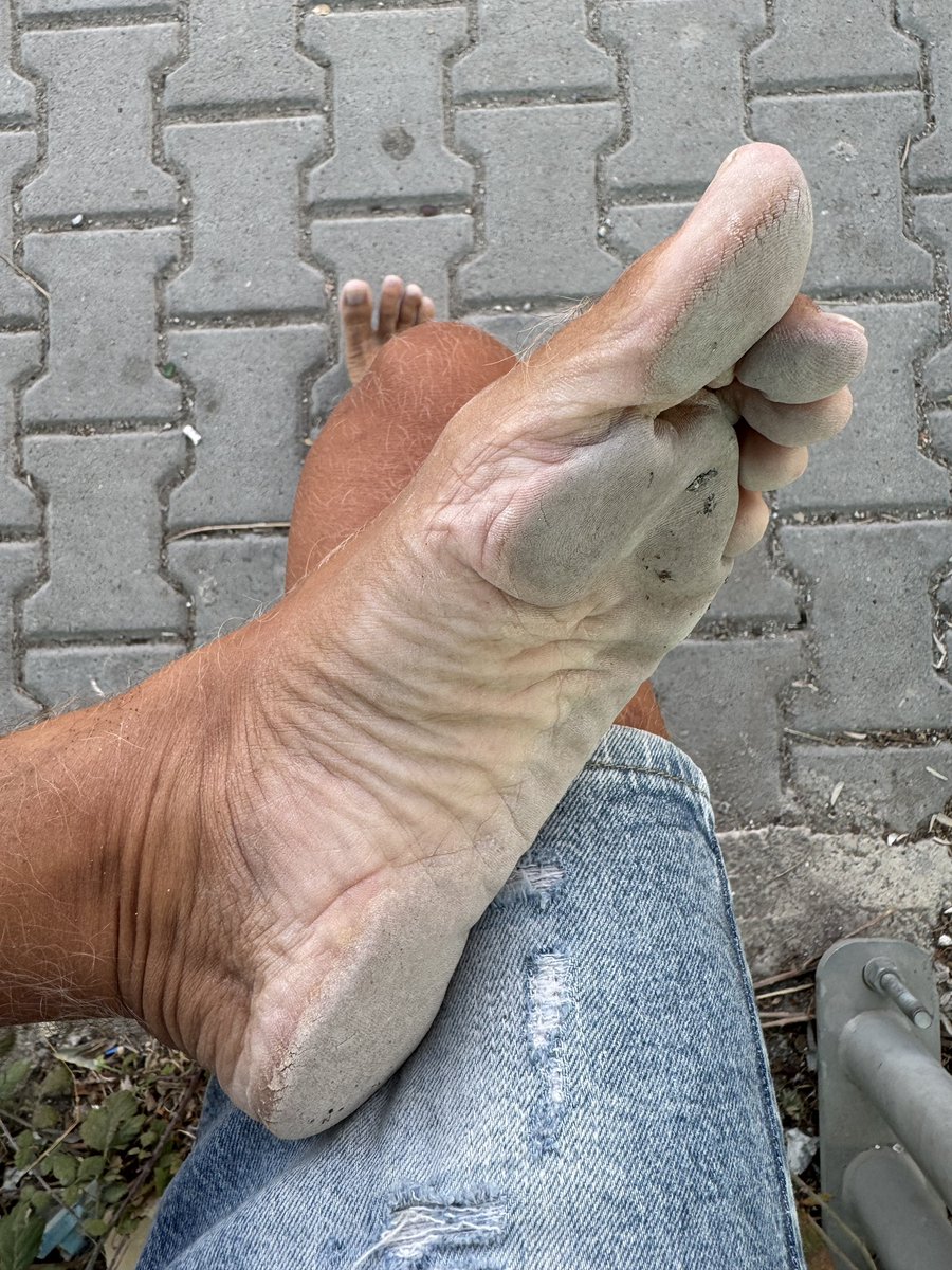 My always naked and dirty soles! Amazing feet! I love this footfetish! 👣🍆🥵💦