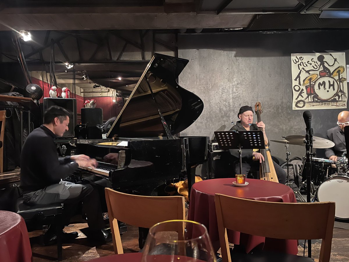 at alfie
よく話に聞いていたHarvie.Sが来日していたので、聴きに来た。曲の特徴がわかりやすいベースを弾く人。
Haru Takauchi （g）
Dennis Lambert （p）
Harvie.S（b）
Jean Jacson（ds）