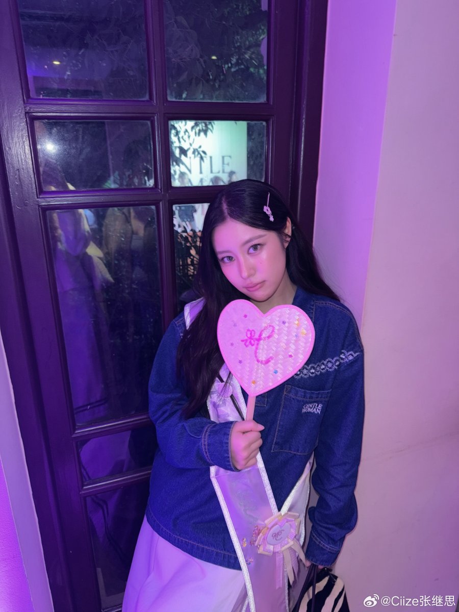 CiizeDaisy tweet media