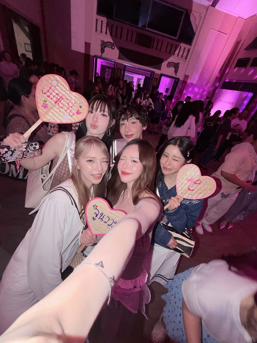 CiizeDaisy tweet media