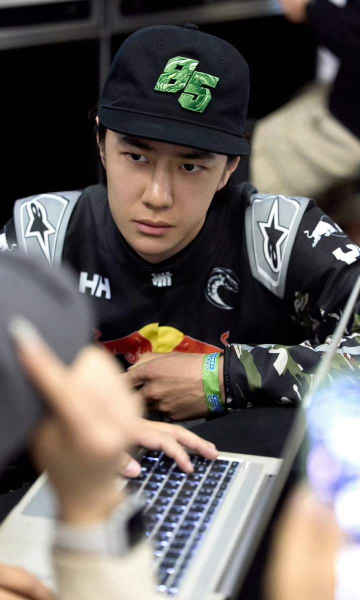 HappyLucky9785's tweet photo. YIBO-OFFICIAL เสิร์ฟพี่นักแข่งแล้ว เท่มากๆ งูเขียวตัวใหญ่อยู่กลางหลังเลย 

#หวังอี้ป๋อ #WangYibo
#YIBO85 #85RACING https://t.co/qdHzrkWAH7