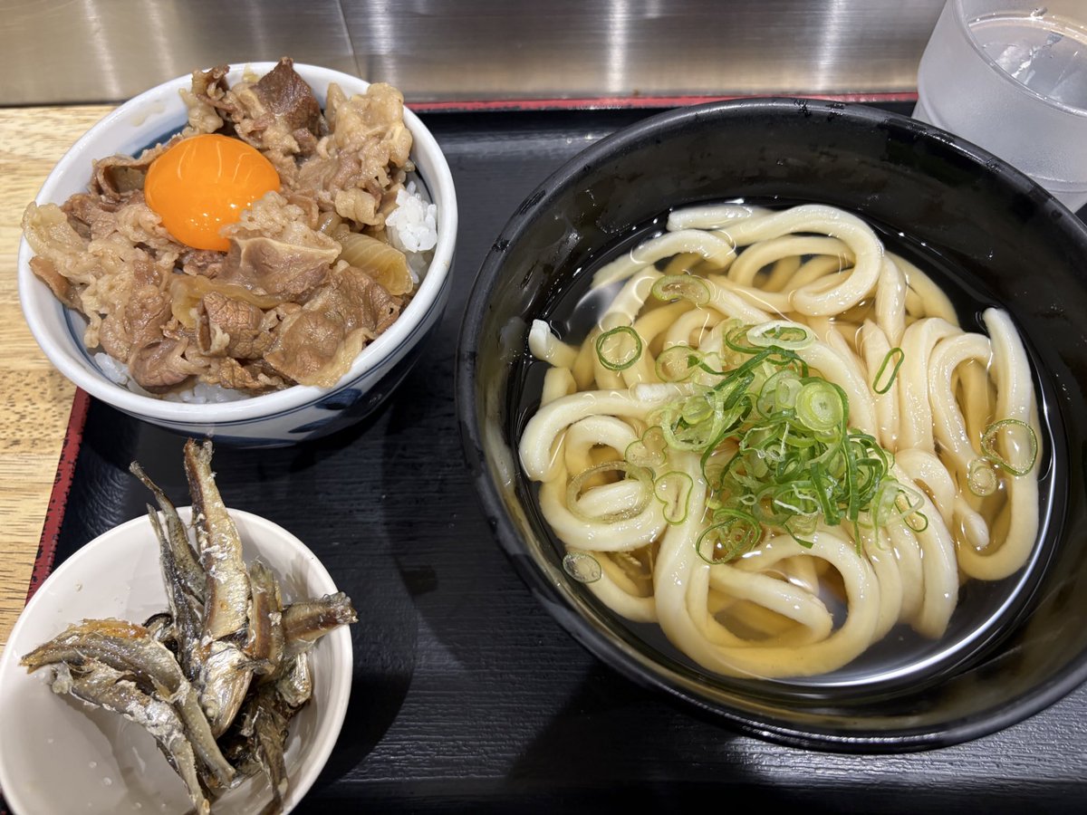 つくもうどん　塩小路店
京都駅のうどんといえばここ。
牛丼とかけうどんのセットをいただきました！
サービスの煮干しも欠かせません。