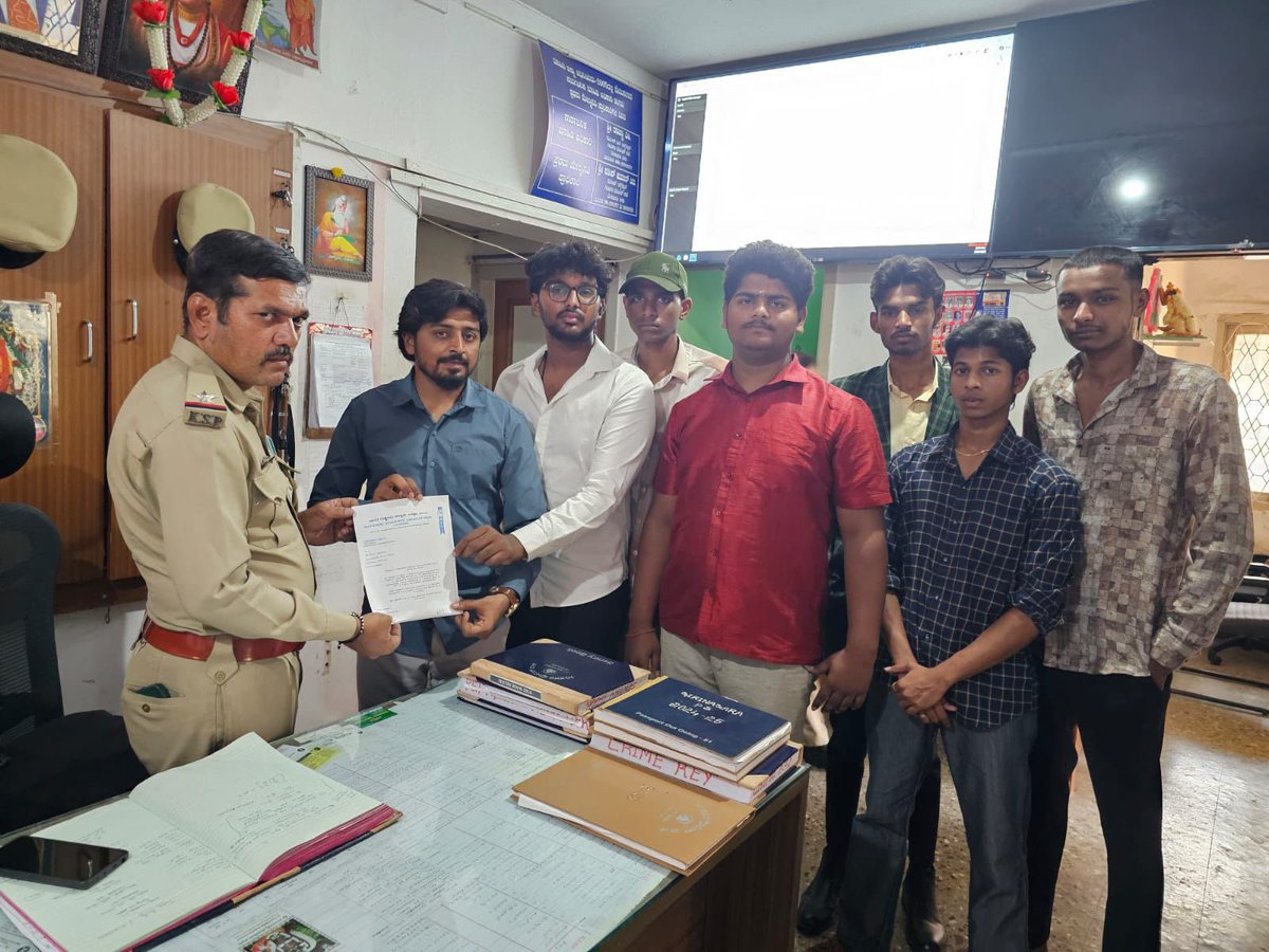 KirthiGanesh1's tweet photo. A professor at PES University reportedly called a student a "terrorist" 13 TIMES in one class. This is unacceptable. @NSUI has stepped in to demand an apology and suspension. We cannot let this become the "new normal" in Indian education. ❌🗞️
#NSUIKarnataka #pesuniversity https://t.co/s9izrZcz8I